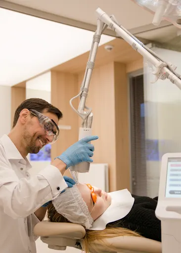 Dr n. med. PIOTR RAK Specjalista chirurgii ogólnej i onkologicznej. Lekarz medycyny estetycznej. Plastyka powiek górnych.